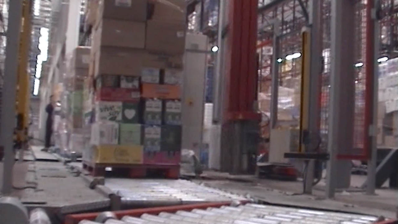 Enfardat de palets en cambra frigorífica de magatzem logístic